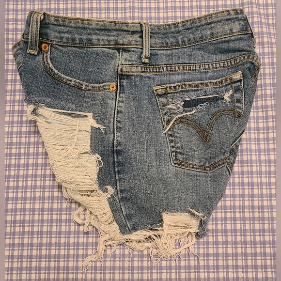 VTG Levi's Women's Heavily Distressed Denim Blue Jean Shorts Sz 8P GUC - Picture 4 of 12